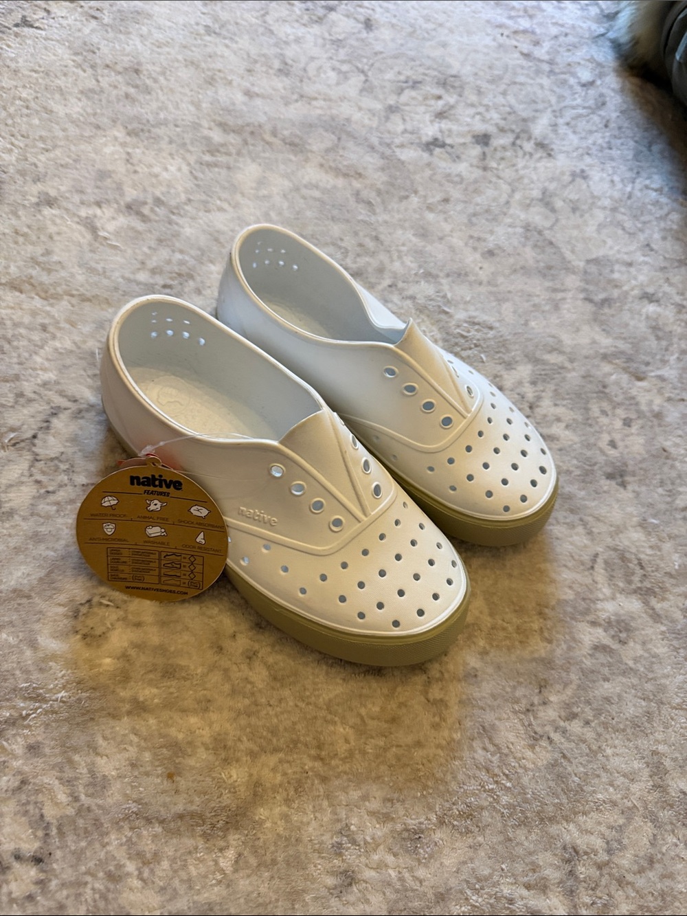 Native Kids White Slip-On Shoes Size J3